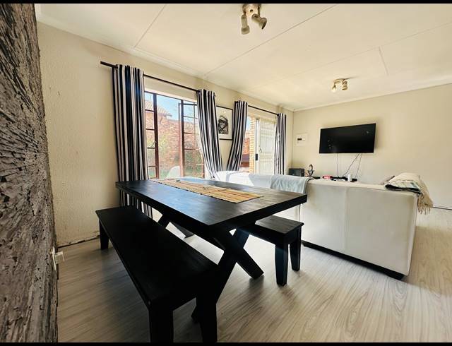 3 BEDROOM SIMPLEX FOR SALE IN HALFWAY HOUSE